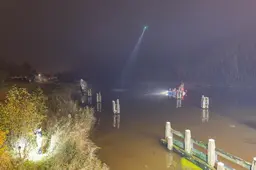 Grote zoekactie naar persoon in water bij haven Lemmer, maar brandweer vindt niemand: ‘Het gouden uur was toen voorbij’