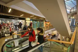 Doorgedraaide man met steelpan slaat ondernemers en vernielt zaak van kapper Huseen in winkelcentrum Leeuwarden