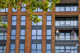 Hoge energiekosten in nieuwe woontoren aan Burgemeester Kuperusplein in Heerenveen. ‘Ik verwarm alleen de woonkamer’