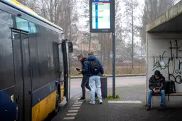 Provincie behoedt reiziger voor duurder buskaartje en minder ritten: 8,4 miljoen euro extra voor Qbuzz