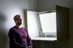 De kracht van licht in donkere dagen. Douwe (45) geeft lichttherapie in het UMCG: ‘Mensen bloeien hier weer op’