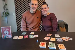 Spelletjesliefhebbers Menno (35) en Cindy (33) uit Drachten bedenken kaartspel na geboorte van dochter Lana