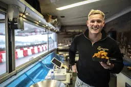 Tieme (20) uit Zoutkamp snapt hoe hij de ouderwetse viskraam promoot. ‘Uur rijden voor zijn kibbeling’