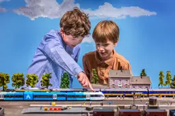 Jan en Henry onthullen modeltrein met de naam van verre voorouder Nooitgedagt uit IJlst
