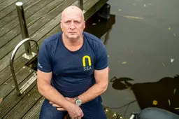 Gerard (64) uit Leeuwarden haalt inzittenden uit te water geraakte auto bij Zweins. ‘Heeft die vrouw het overleefd?’