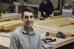 Dakpannen leggen en Žižek lezen in de pauze: hoe filosoof Leon (28) terechtkwam in de bouw