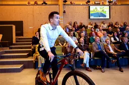 Waarom Wim van Houtert zijn inauguratierede op een trainingsfiets hield
