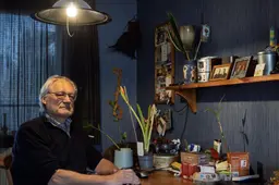 Nachtvrijwilliger Bert waakt bij de doodzieke Henk, zodat zijn mantelzorgers kunnen slapen. ‘Gaat het Henk?’ ‘Mwah’