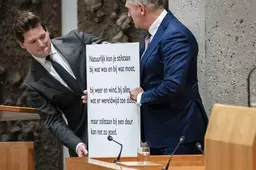 Sybrand Buma geeft ‘wachtende’ journalisten ludiek cadeau bij afscheid als informateur