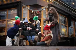 Friesland duikt dit weekend vol in de kerstsfeer: levende etalages in magisch Franeker, kribbe-alert in Dickensstad Dokkum en een kerstparade door Sneek