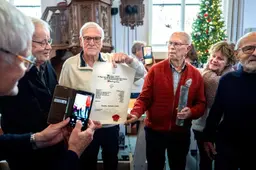Bijzondere tijdcapsule uit 1955 op de Grote Kerk van Drachten is weer waar die hoort te zijn. ‘Dat we dit noch meimeitsje meie’