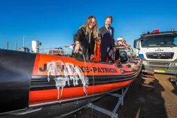 Arie (75) eert overleden vrouw en dochter met nieuwe reddingsboot in Hindeloopen. ‘Trots dat levens worden gered’