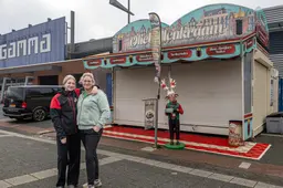 Oliebollenkraam in Dokkum na botsing weer op tijd open voor drukke weken. ‘De grûn sakket jin ûnder de fuotten wei’