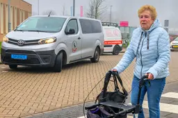 Vera uit Sneek is honderden euro’s per jaar meer kwijt door nieuw tarief Wmo-taxi. ‘Ik leg me er niet bij neer’