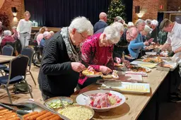 Kerstliedjes en kersenbonbons bij Zonnebloem. Gasten sluiten jaar af met gezellige lunch in Beetsterzwaag