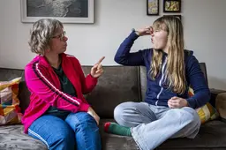 Annemieke (52) en dochter Sophie (12), allebei doof, vertolken rollen via smartbril bij Tryater. In gebarentaal, ‘onze eigen taal’