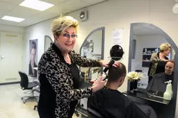 Kapster Ina Paassen (74) sluit na 60 jaar haar salon in Deinum: ‘Tijd om samen te gaan reizen’
