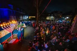 Bijzondere ontmoeting bij Chanoekaviering in Leeuwarden: Jetty’s pleegvader redde tijdens oorlog het leven van moeder opperrabijn Jacobs