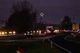 Elk jaar hangt er een enorme kerstster boven de A32 bij Leeuwarden: ‘Minsken fine it geweldich’