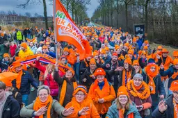 Oranje uitgedoste schaatsfans hossen met Dries Roelvink naar Thialf voor het olympisch kwalificatiespektakel