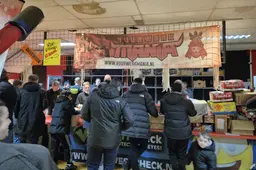 Grote drukte bij uitverkoop Mega Vuurwerk Leeuwarden: ‘Kijk uit, rotzak!’