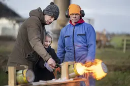 Jacob en Sannie uit Gytsjerk leren kinderen veilig carbidschieten met verfblikken
