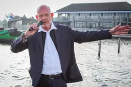 Pre-pensioen maar allesbehalve achter de geraniums: zanger André (62) uit Grou gaat knallen en ‘vliegen als een vogel’