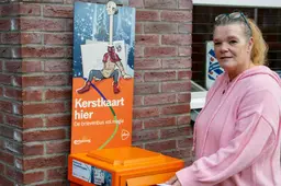 Kerstbrievenbus bij woning van postbezorger Regina in Heerenveen is Holle Bolle Gijs en Langnek tegelijk