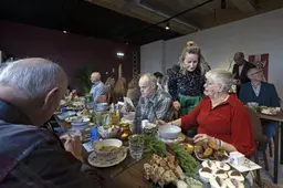 Lydia (41) uit Burgum organiseerde een kerstbrunch voor wie eigenlijk geen zin heeft in kerst. ‘Hjir wurd ik hiel bliid fan’