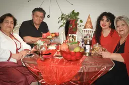 Iraanse gemeenschap in Friesland viert de langste nacht van het jaar met traditionele gebruiken: ‘Ik krijg energie van dit feest’
