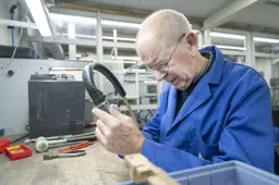 Geert (80) uit Hantum fietst al sinds 1967 fluitend naar zijn werk in Dokkum