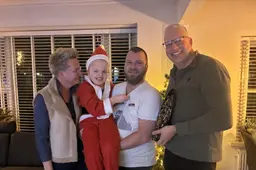 Martin (43) uit Bolsward krijgt mantelzorglintje vanwege zorg voor buurjongen Joris (5). ‘We kunnen niet zonder jou’