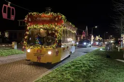 Met de krystbus door Westergeast, langs versierde huizen en tuinen. ‘Mei in borreltsje op komme de bêste ideeën’