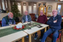 Herinneringen ophalen aan kerst in Sint Theresia in Joure: een pistool in een kistje en een koor van soldaten dirigeren