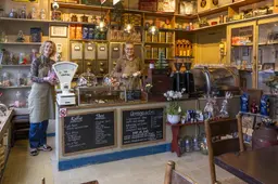 In het pand van haar grootouders opent Anneke de Vegt Caffè Mareli, een speciaalzaak voor koffie en thee in hartje Franeker