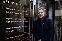 Judith (58) uit Leeuwarden is dokter en schreef lang voor Sesamstraat. Informateur Buma deed haar gedicht cadeau aan de Tweede Kamer.