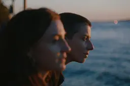 In het knappe ‘Julian’ trouwen twee vrouwen in elk land waar dat legaal is, maar ze komen niet ver | ★★★☆☆