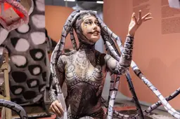 Surrealistische werelden in Rotterdamse ’bloempot’: een reis door dromen en absurde performances