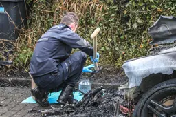 Politie onderzoekt meerdere autobranden in Noorderhoek in Sneek: ‘Je kijkt natuurlijk naar verband’