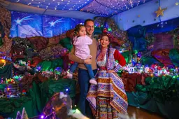 Peter en Yeny verrassen Akkrum met kleurrijk Peruaans kerstdorp: ‘Mensen helpen zonder dat je vraagt’