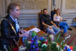Rajiv (40) en Isabelle (20) springen in Heerenveen de gracht in om man te redden: ‘Ik haat water’