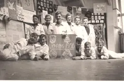 LTS-klas uit 1955 komt na ontdekking van namen tijdens restauratie na zeventig jaar bij elkaar in Grote Kerk Drachten
