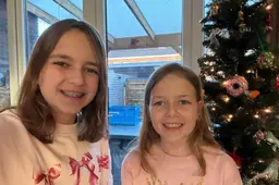 Sophie (11) en Isabel (9) uit Leeuwarden zamelen spullen in voor kinderen in Oekraïne. ‘Tekeningen gemaakt met onze klas’