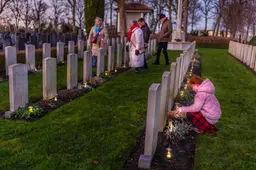 Harlingers plaatsen lichtjes bij tientallen oorlogsgraven: een eerbetoon dat zich vanuit Friesland ver verspreidde