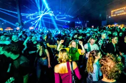 Leah uit Leeuwarden bezoekt raveparty in WTC Leeuwarden die overdag al begint. ‘Zo heb ik nog iets aan de zondag’