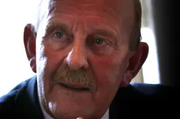 Wiebe Pitlo (87) overleden. De burgemeester van Gaasterlân-Sleat die tot zijn spijt met pensioen moest