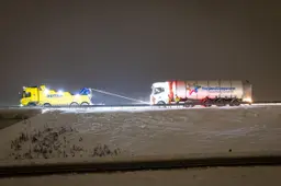 Winterweer zorgt voor lastige Friese wegen, meerdere incidenten. ‘Proberen de sneeuw zo snel mogelijk weg te krijgen’