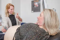 College: verloskundige Wietske (60) uit Gorredijk gediscrimineerd door ziekenhuis Nij Smellinghe