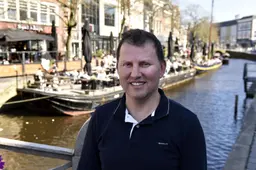 Terrasboot van restaurant Efeze mag toch blijven in stadsgracht Leeuwarden: ‘Ik heb twee jaar geknokt’