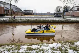 Maarten (25) legt op de waterfiets de Elfstedentocht af om niet naar de telefoon te hoeven turen